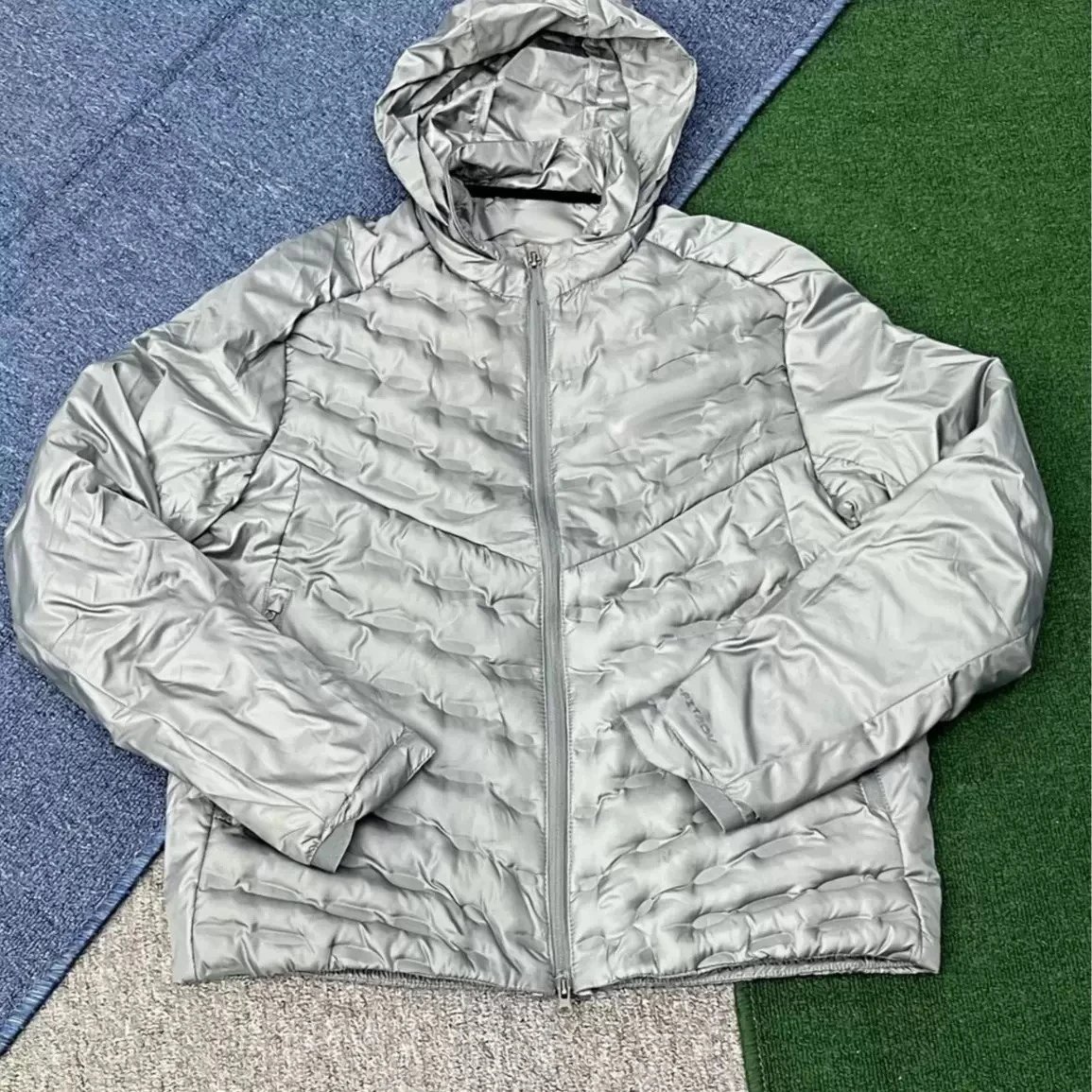 Nike Down Jackets Hooded quilted zip-up puffer jacket — Silver-gray – with a stowable hood
