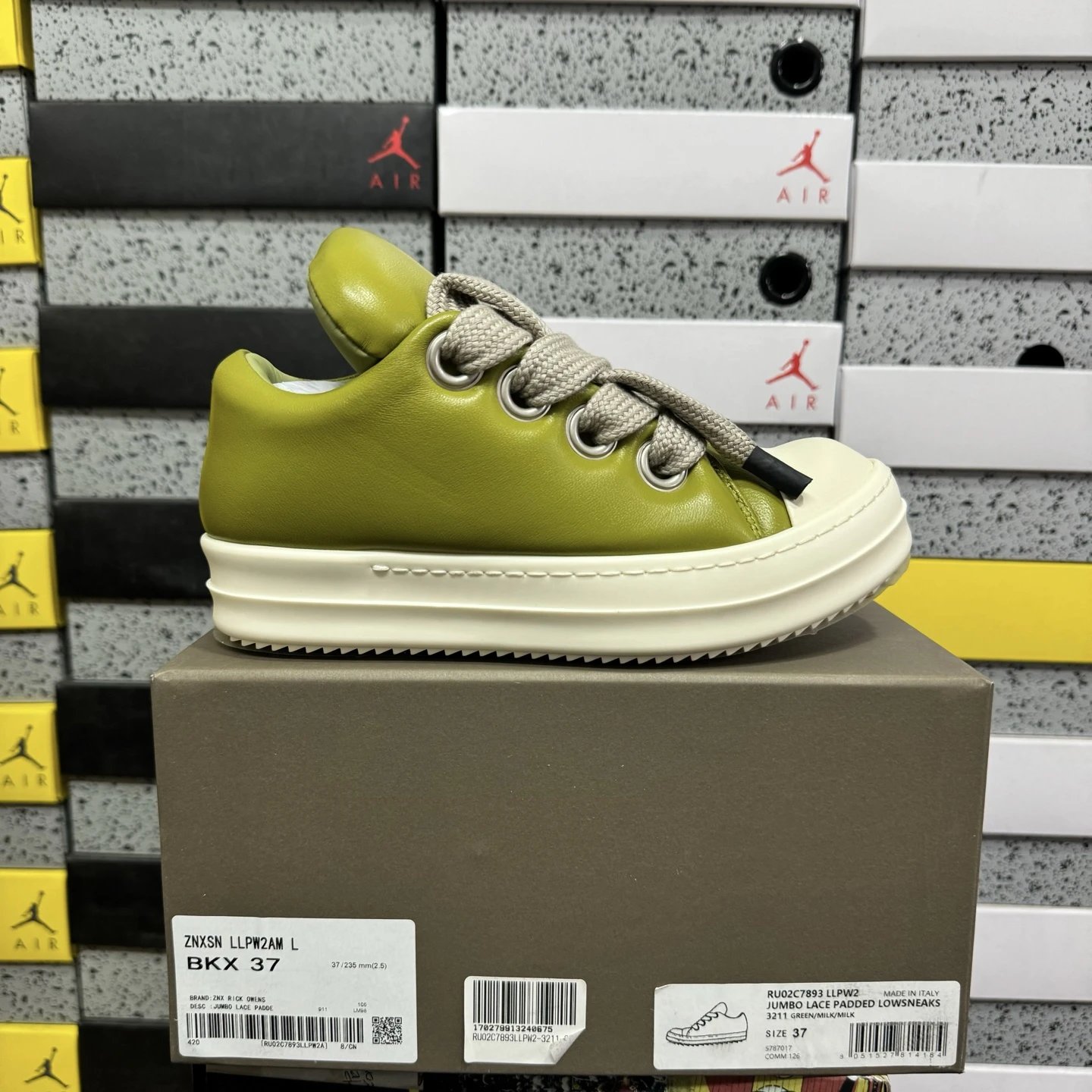 浅绿羊皮面包