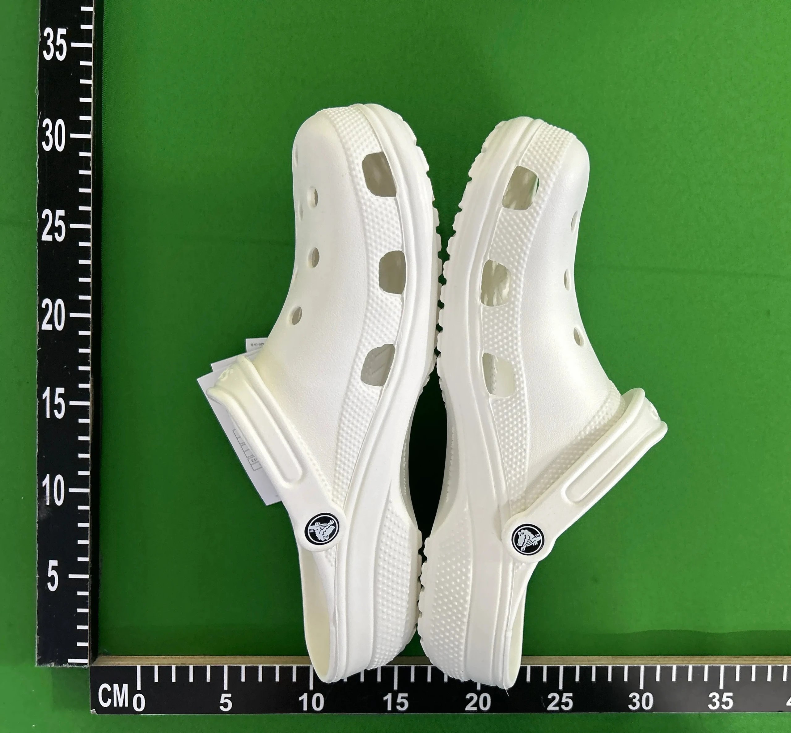 Crocs Classic Clogs - 17/64