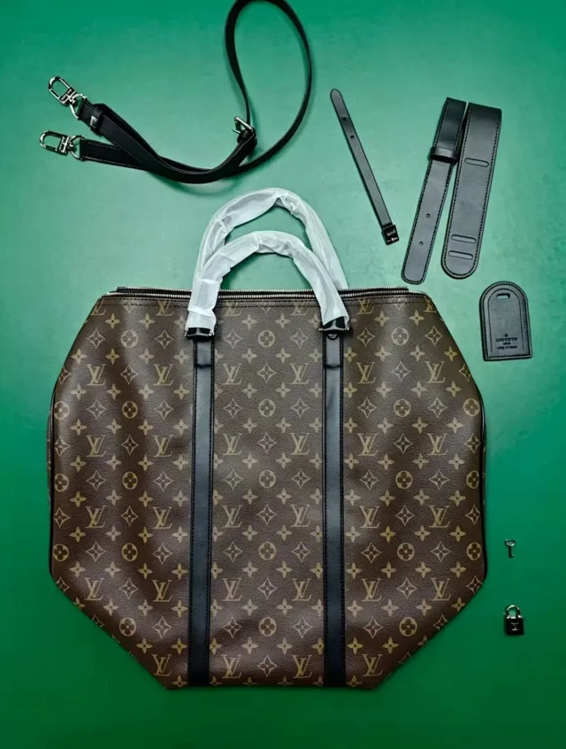 Louis Vuitton Travel Bags Monogram duffel bag with shoulder strap product detail image 3