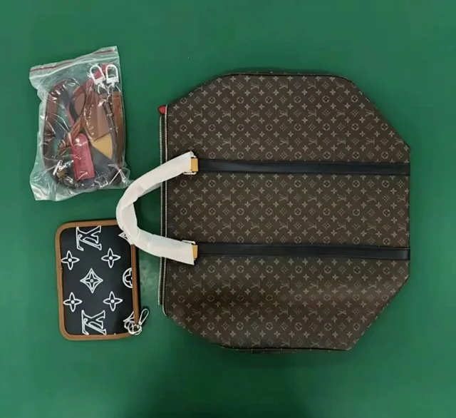 Louis Vuitton Travel Bags Monogram duffel bag with shoulder strap product detail image 4