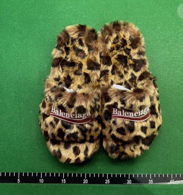 Balenciaga Slippers Fuzzy Logo Slide product detail image 7