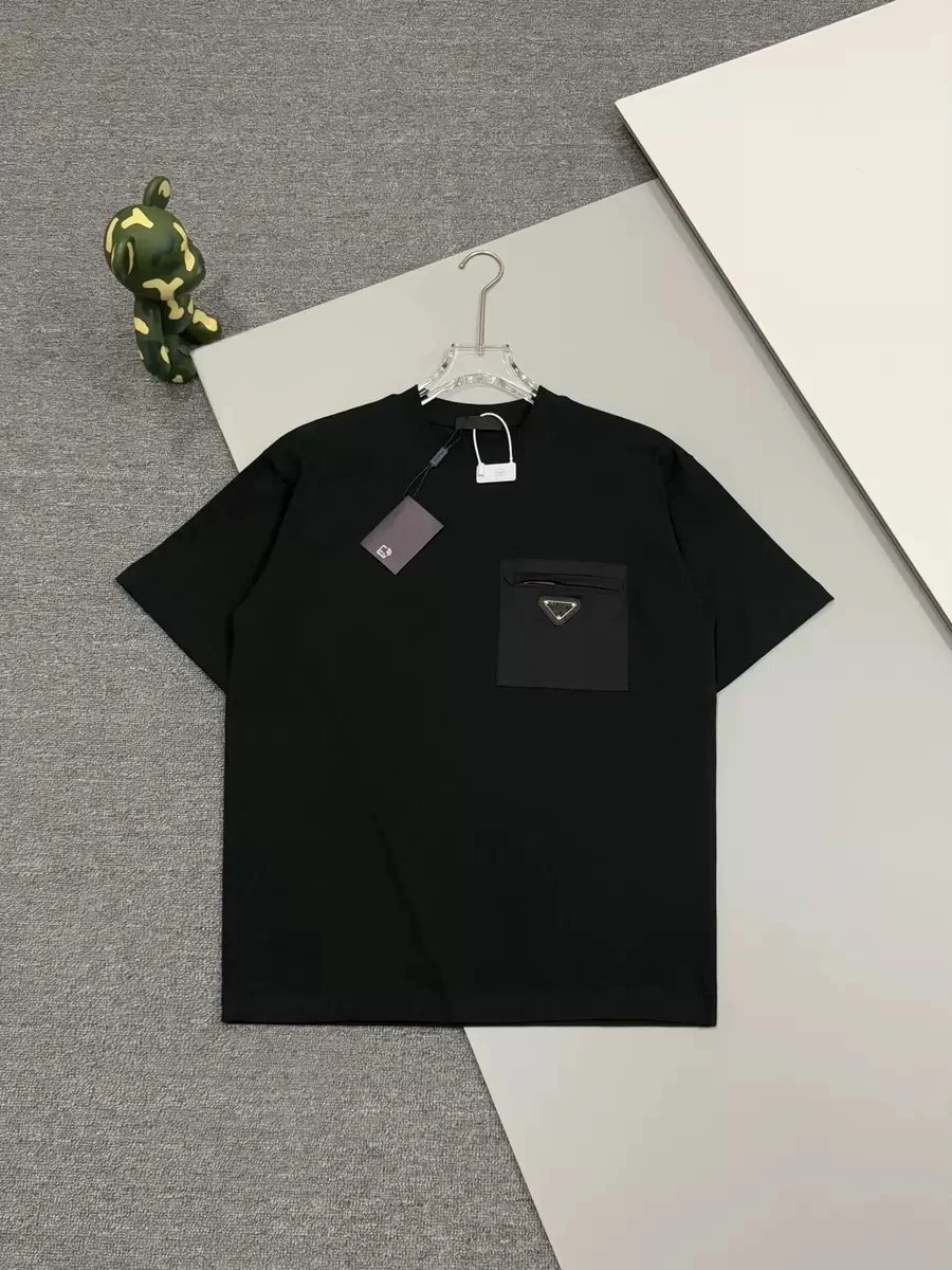 Black T-shirt tee