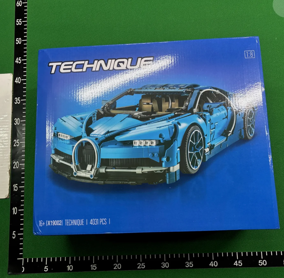 Bugatti Chiron -42083-with lights