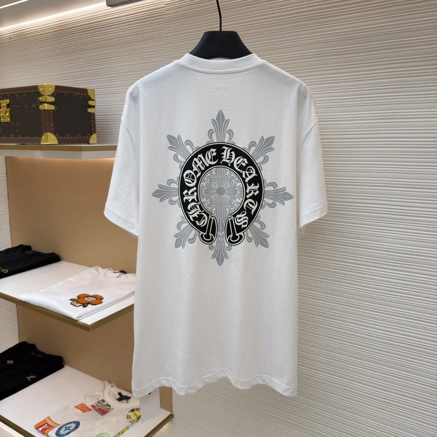 Horseshoe Cross Print Pocket T-Shirt