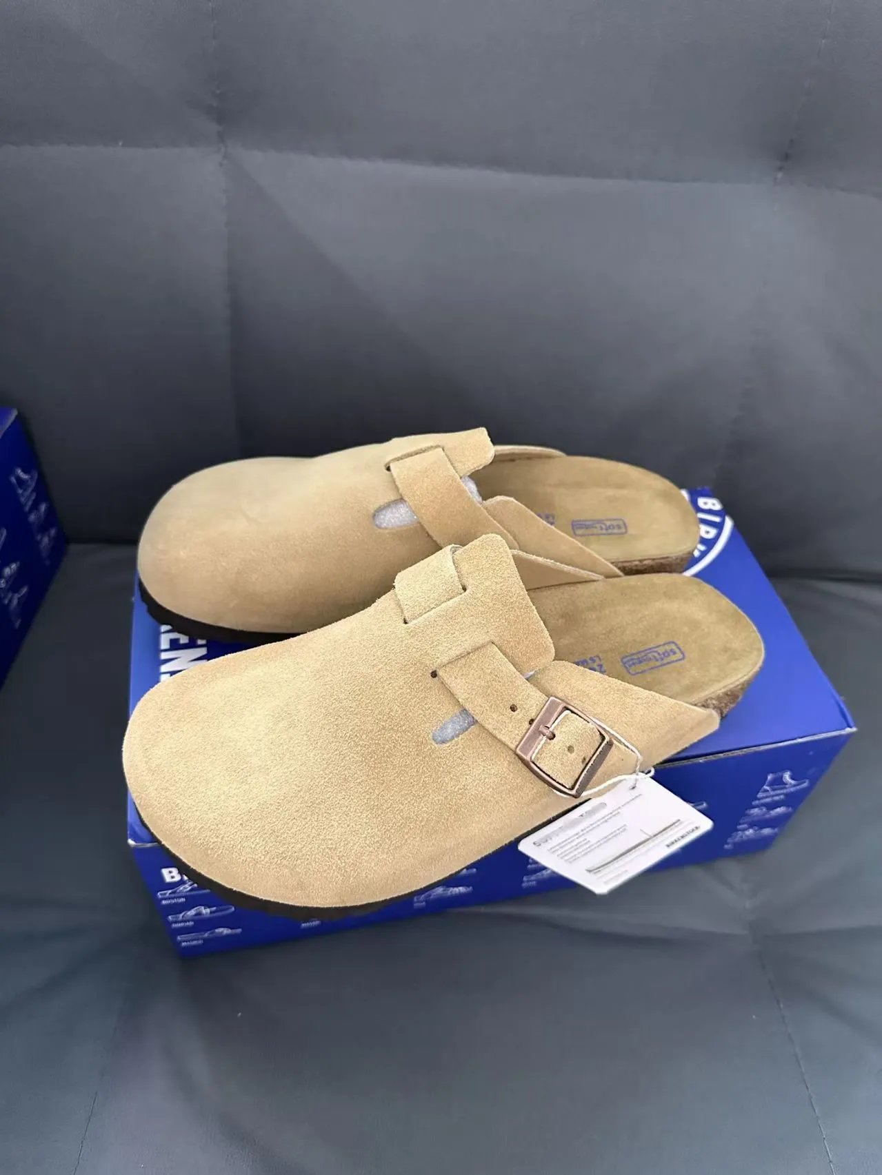 Unbranded Sneakers Distressed low-top with star appliqué — Luoshe (suede)