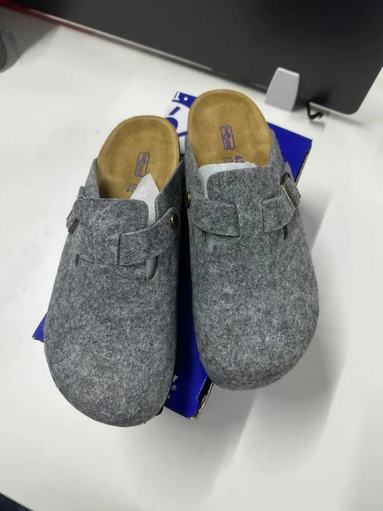 Unbranded Sneakers Distressed low-top with star appliqué — Felt light gray