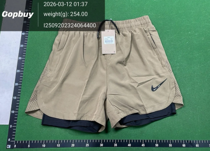 Nike Shorts Double-layer running with zip pockets and reflective graphic print image 14