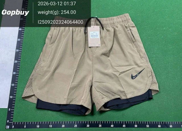 Nike Shorts Double-layer running with zip pockets and reflective graphic print product detail image 12