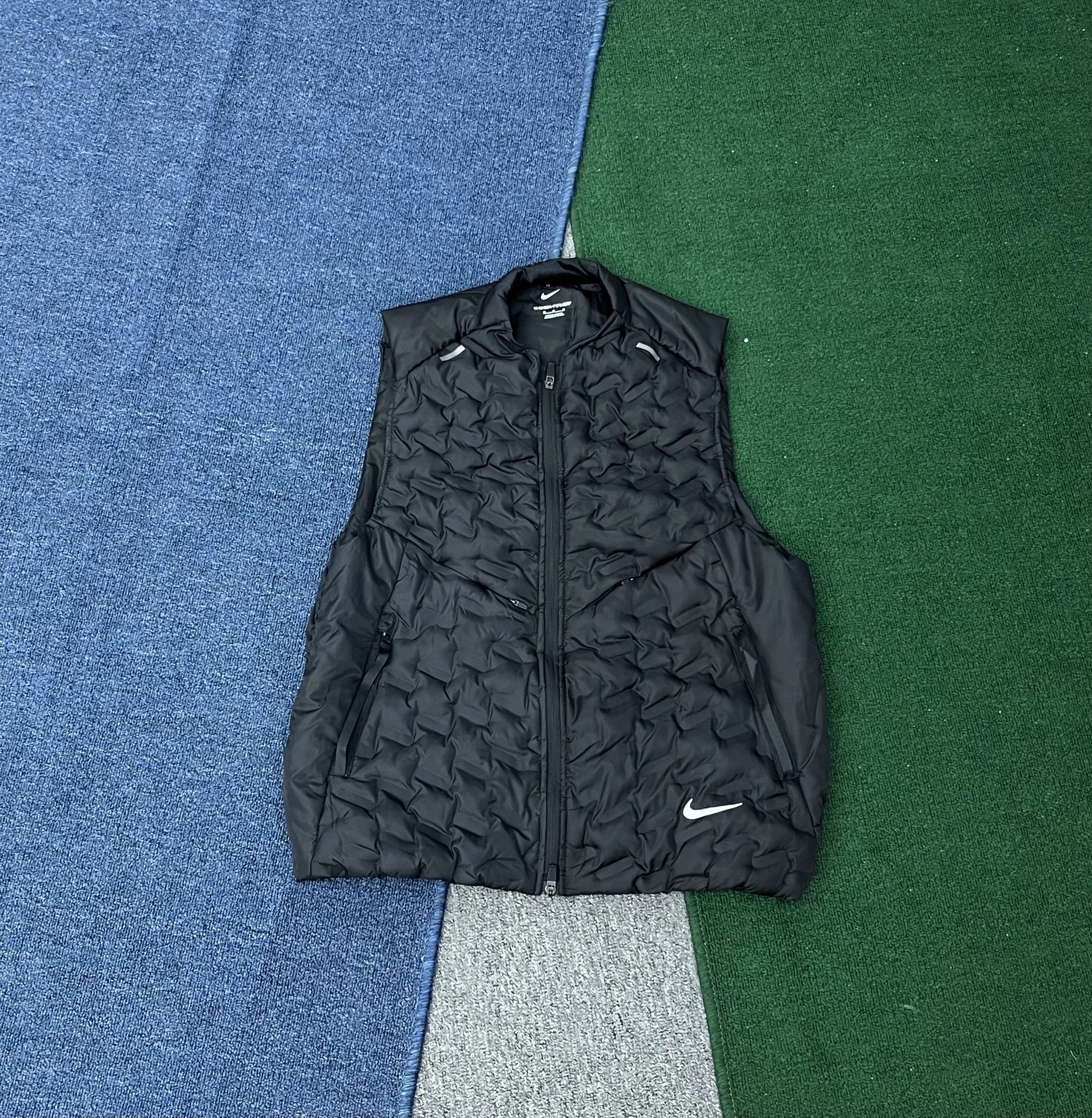 Zipper style at the back of vest