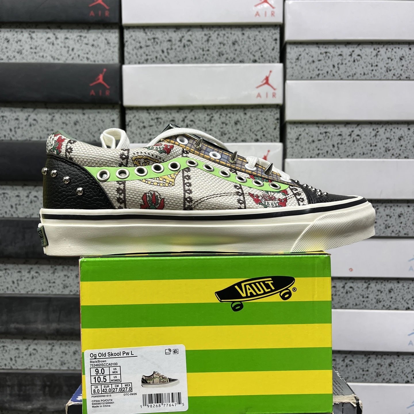 753482ISCCA0100 黑白铆钉花卉
