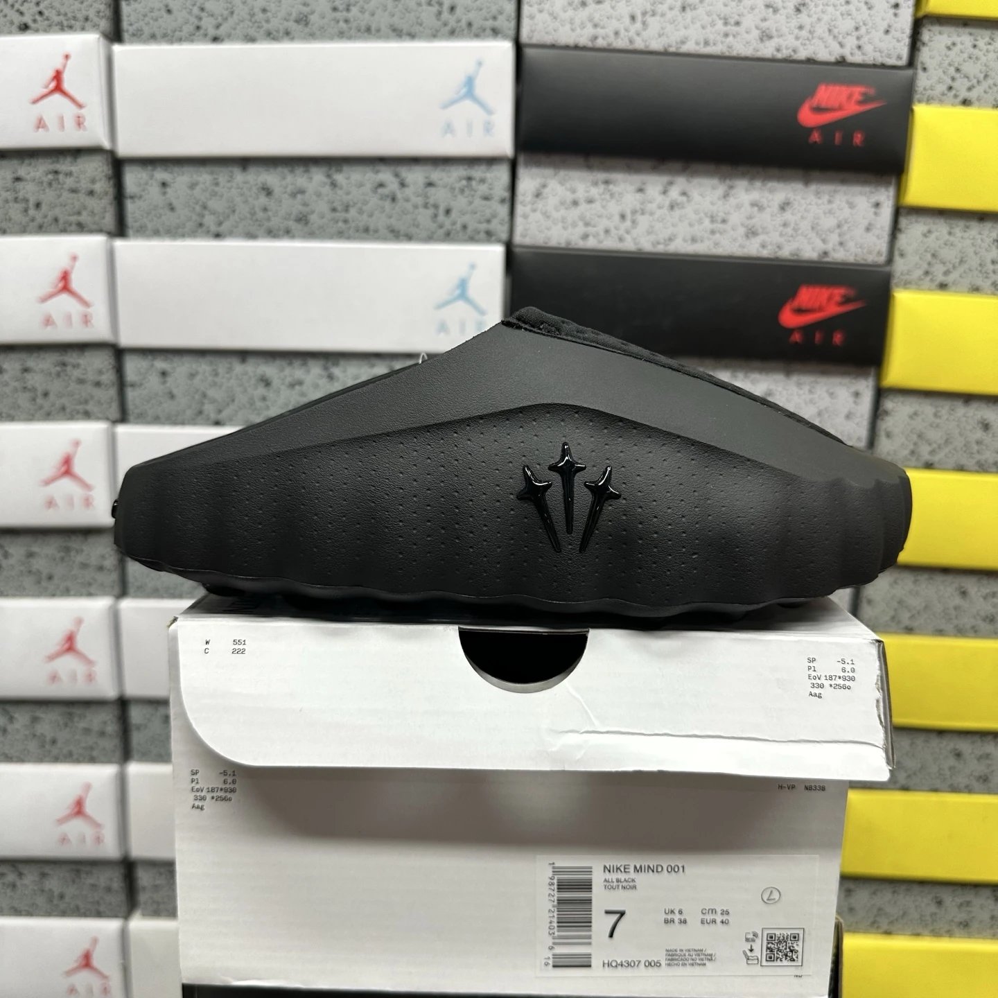 HQ4307-005 Full Black Croheart Collaboration