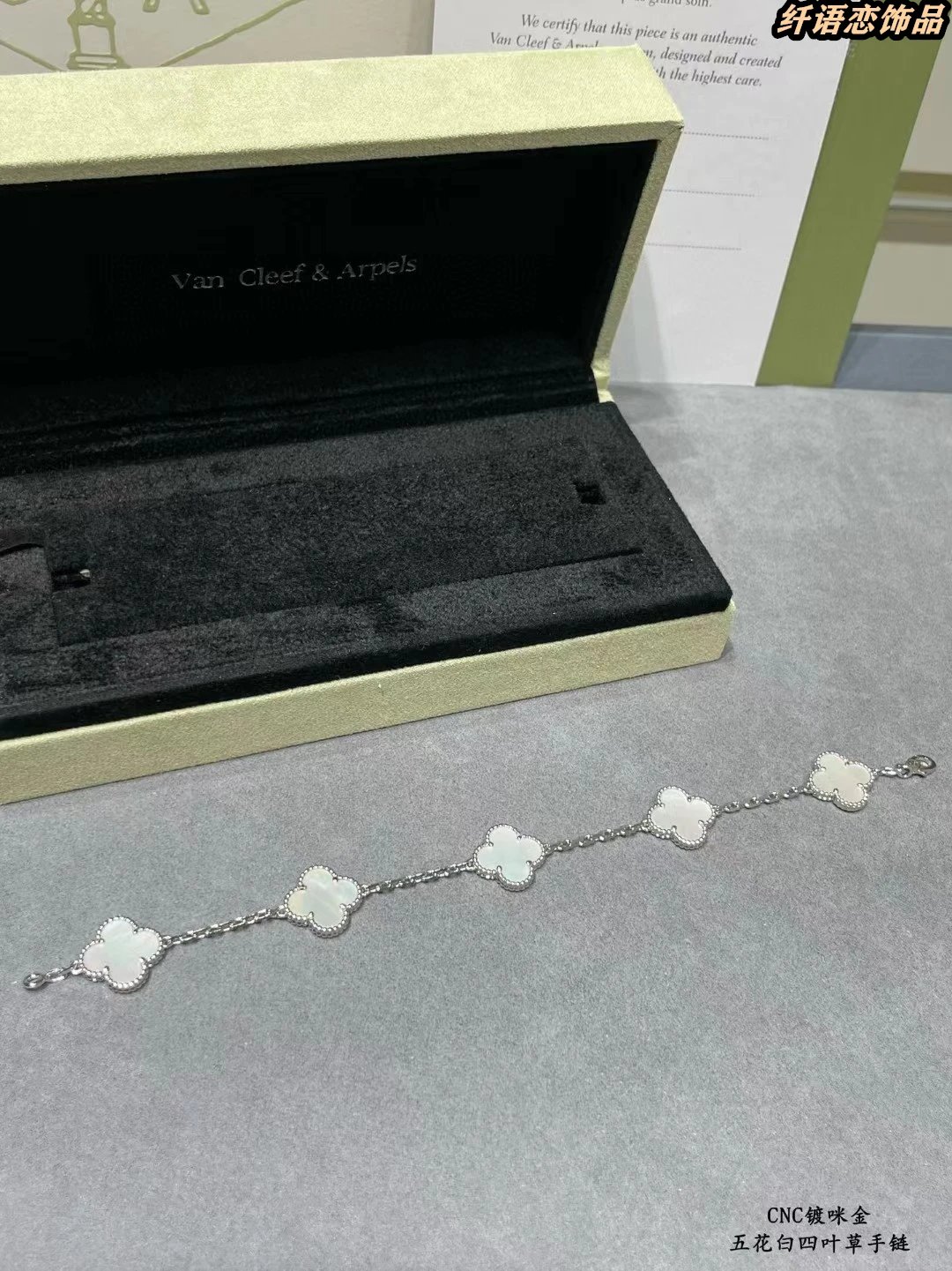 Four-Leaf Clover Bracelet photo 3