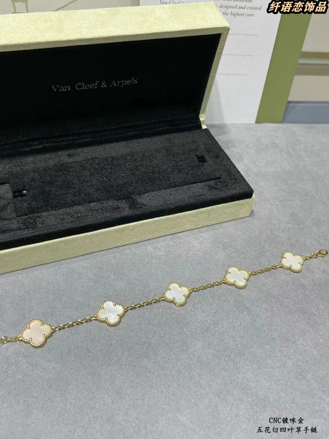 Four-Leaf Clover Bracelet photo 2