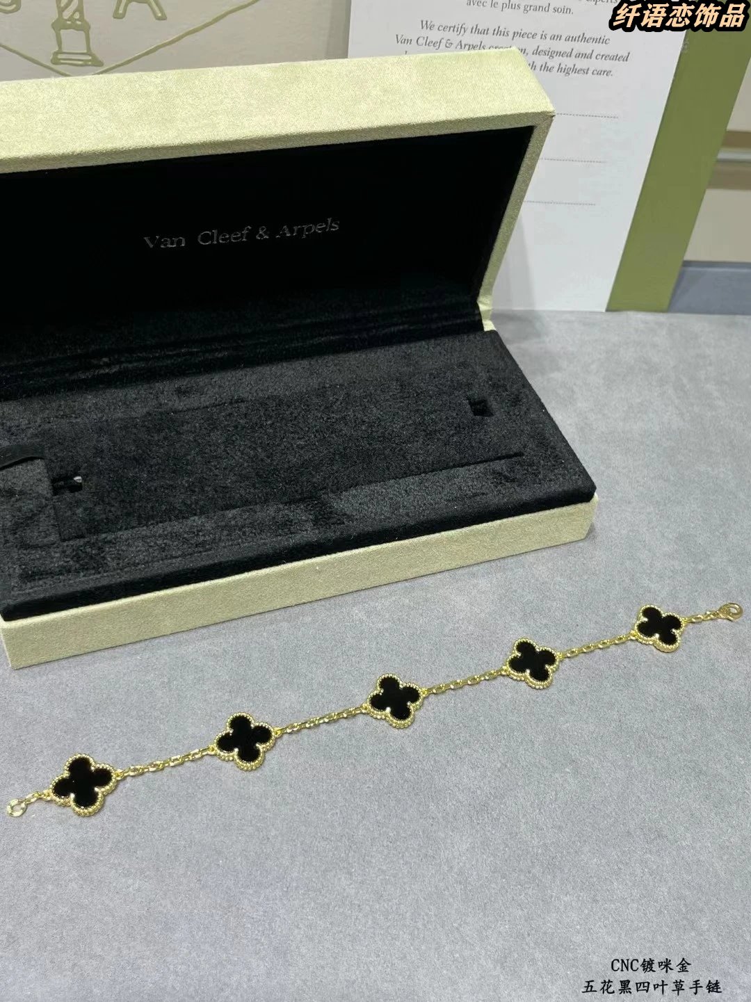 Four-Leaf Clover Bracelet photo 5