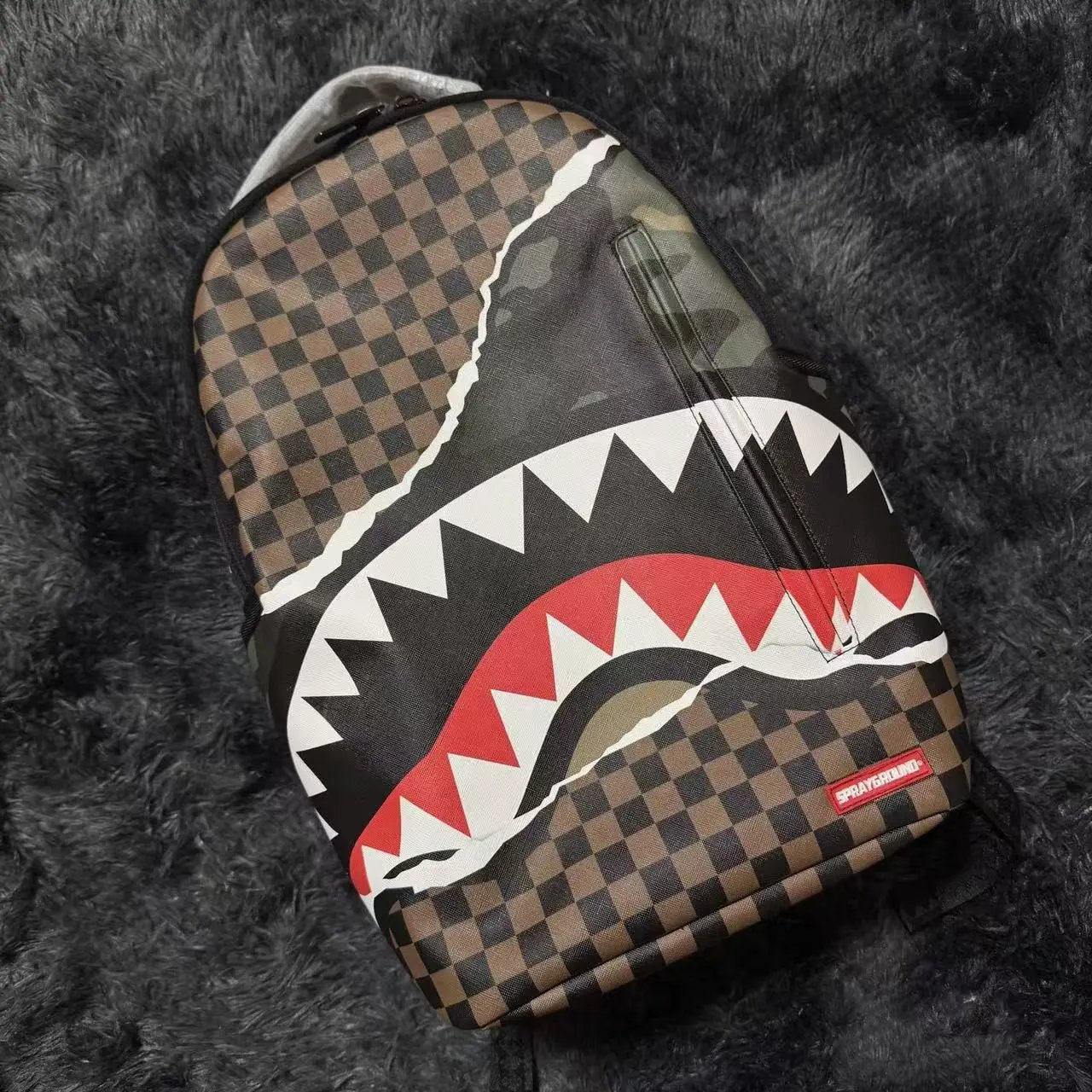 鲨鱼嘴棋盘格双肩包