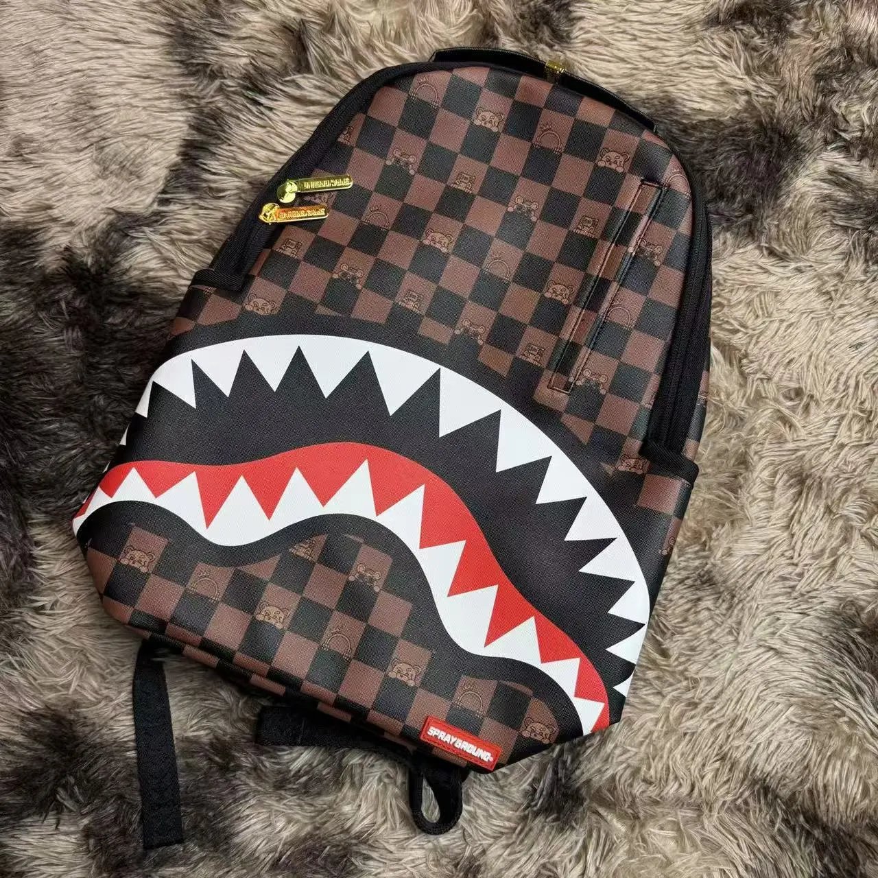 鲨鱼嘴棋盘格双肩包