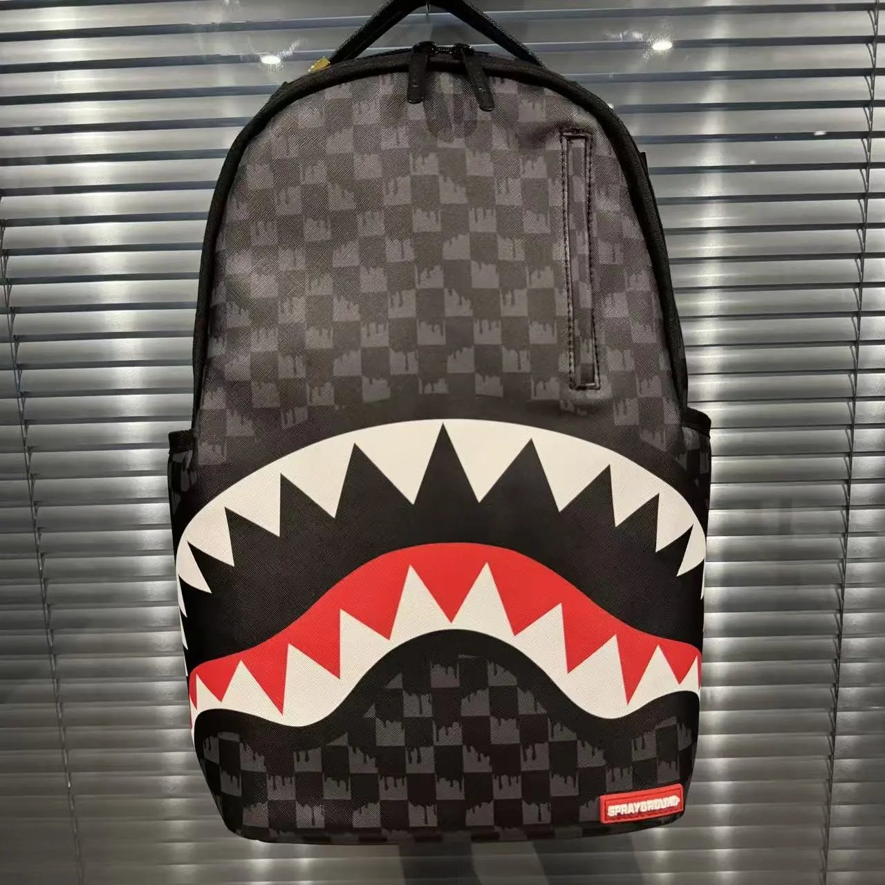 鲨鱼嘴棋盘格双肩包