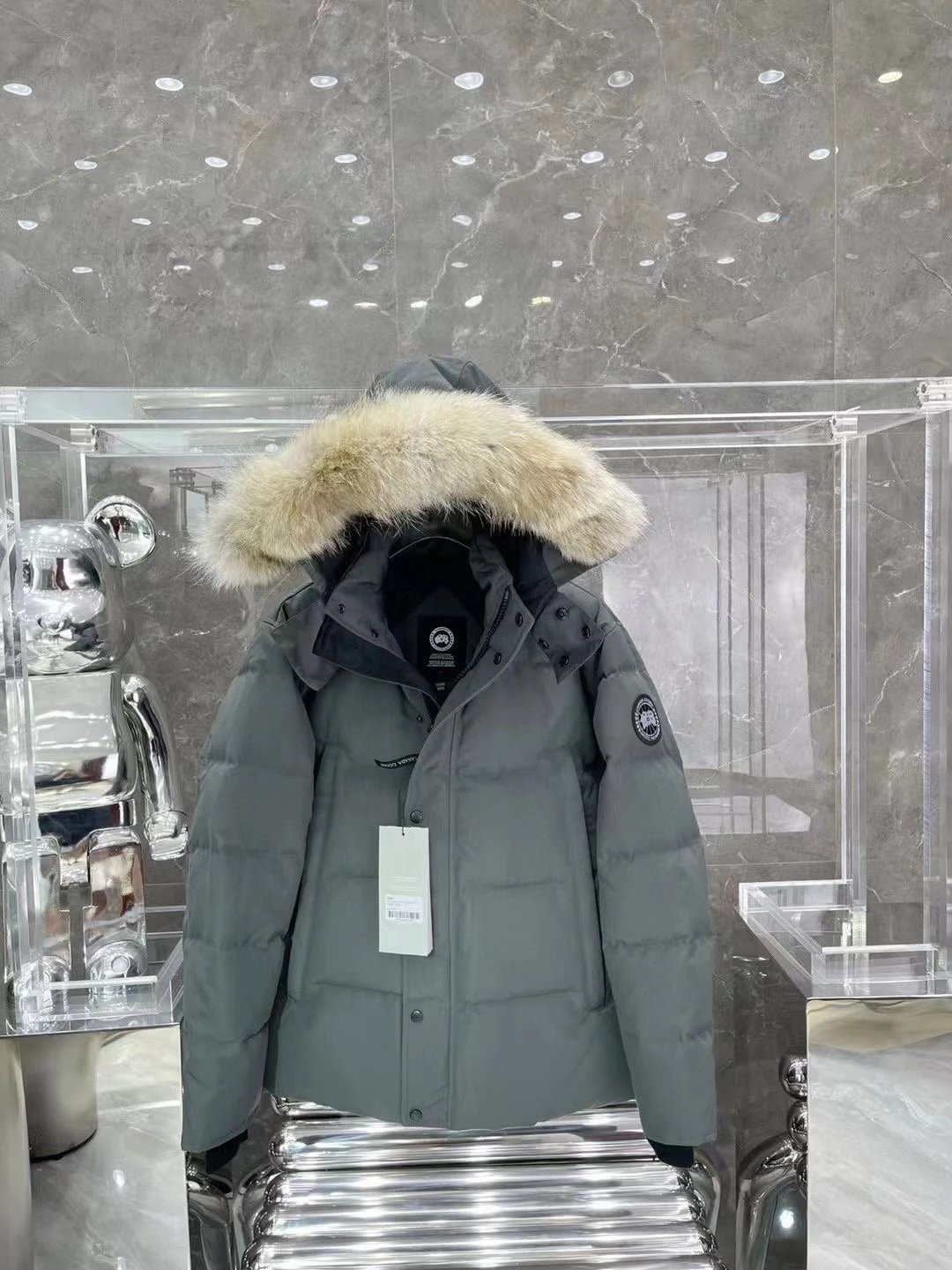 Down jacket made of 90% white goose down