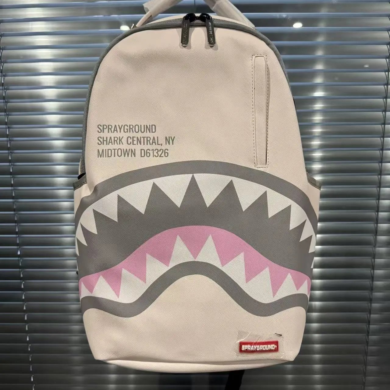 鲨鱼嘴棋盘格双肩包