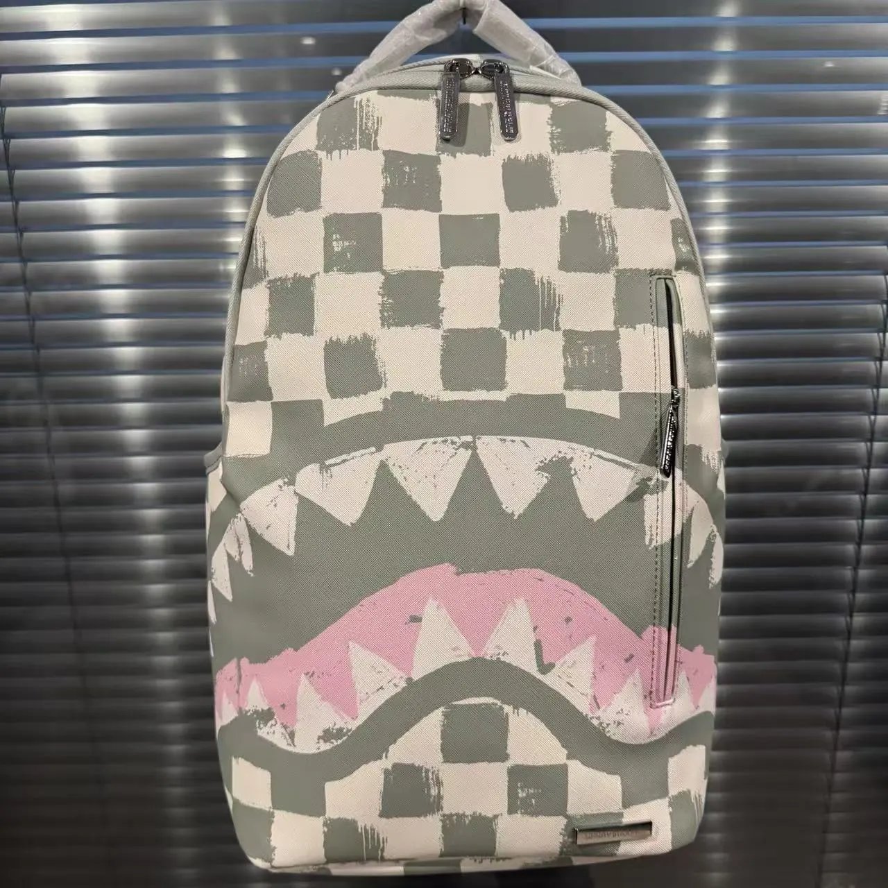 鲨鱼嘴棋盘格双肩包