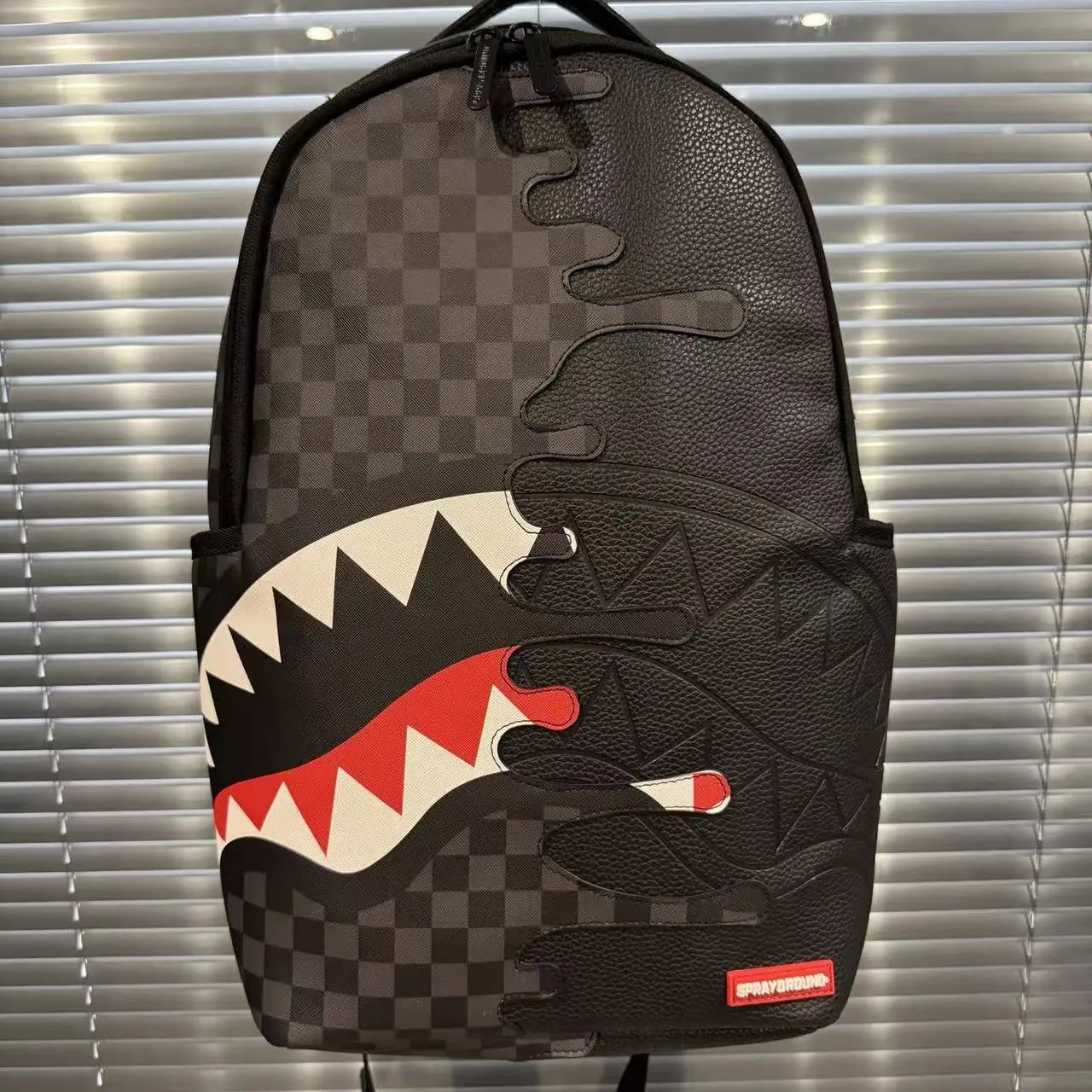 鲨鱼嘴棋盘格双肩包