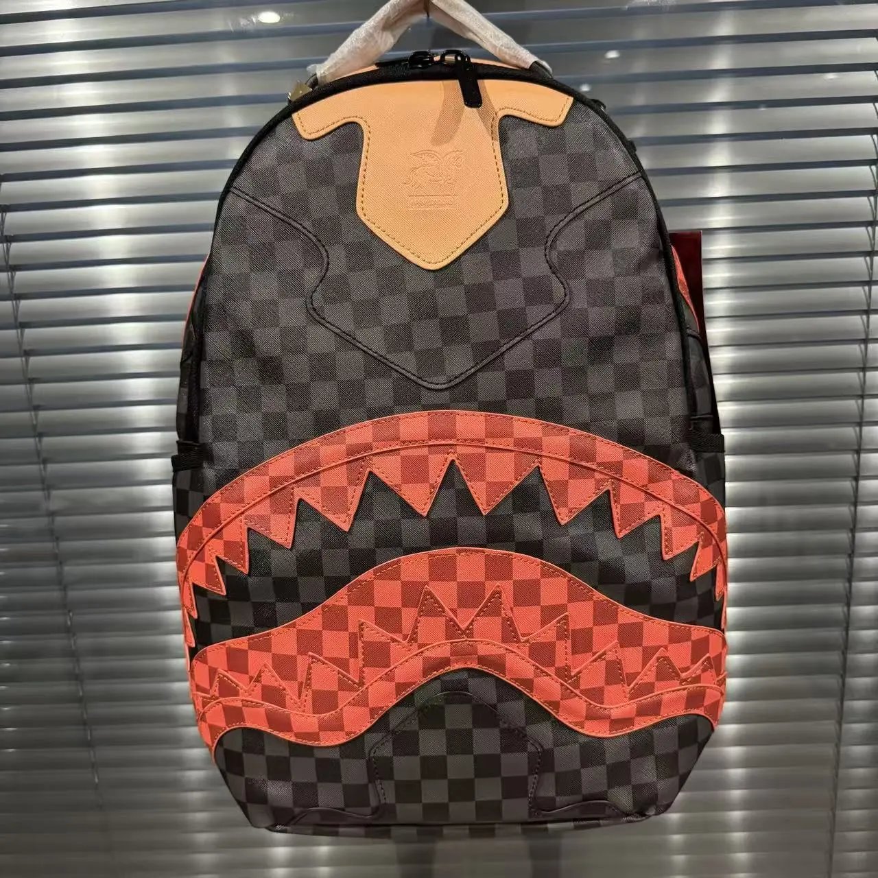 鲨鱼嘴棋盘格双肩包