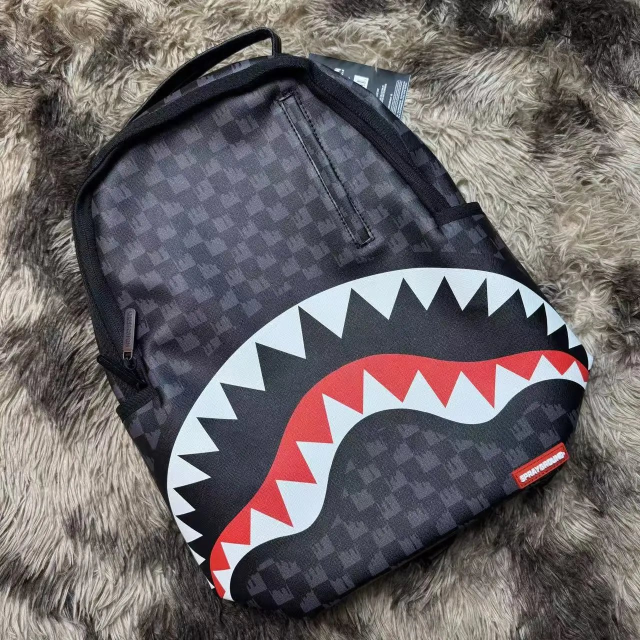 鲨鱼嘴棋盘格双肩包