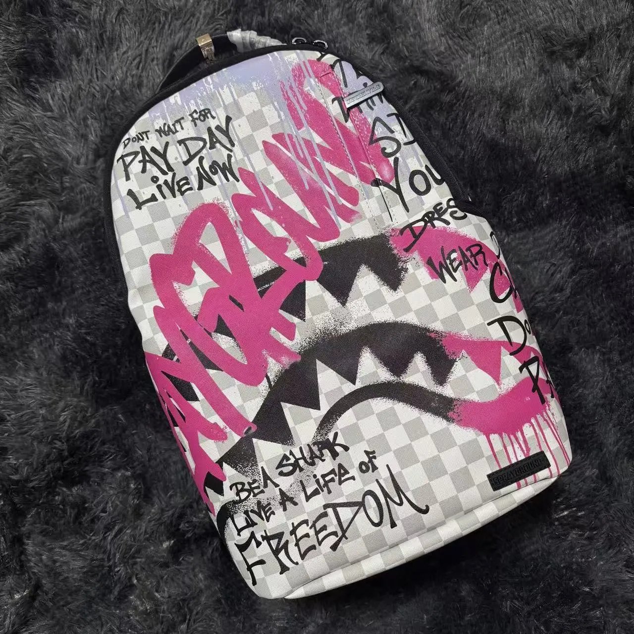 鲨鱼嘴棋盘格双肩包