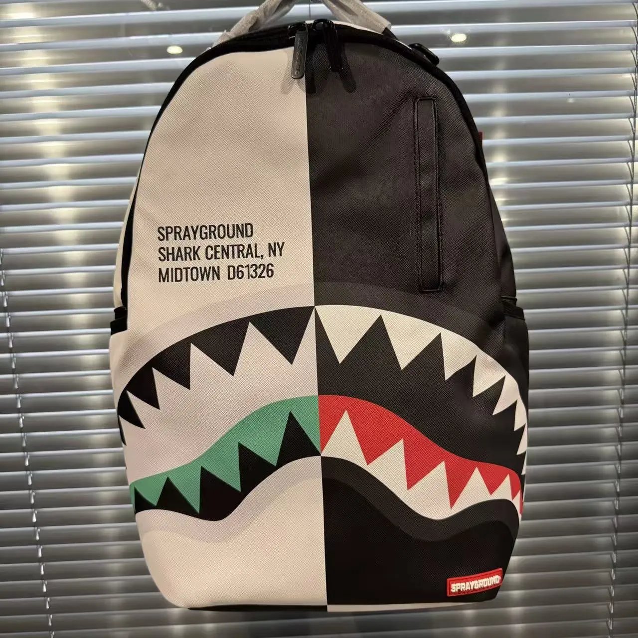 鲨鱼嘴棋盘格双肩包