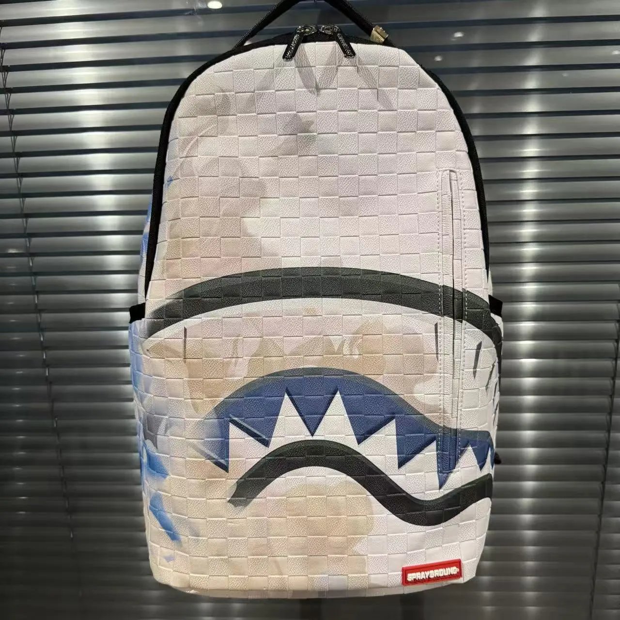 鲨鱼嘴棋盘格双肩包