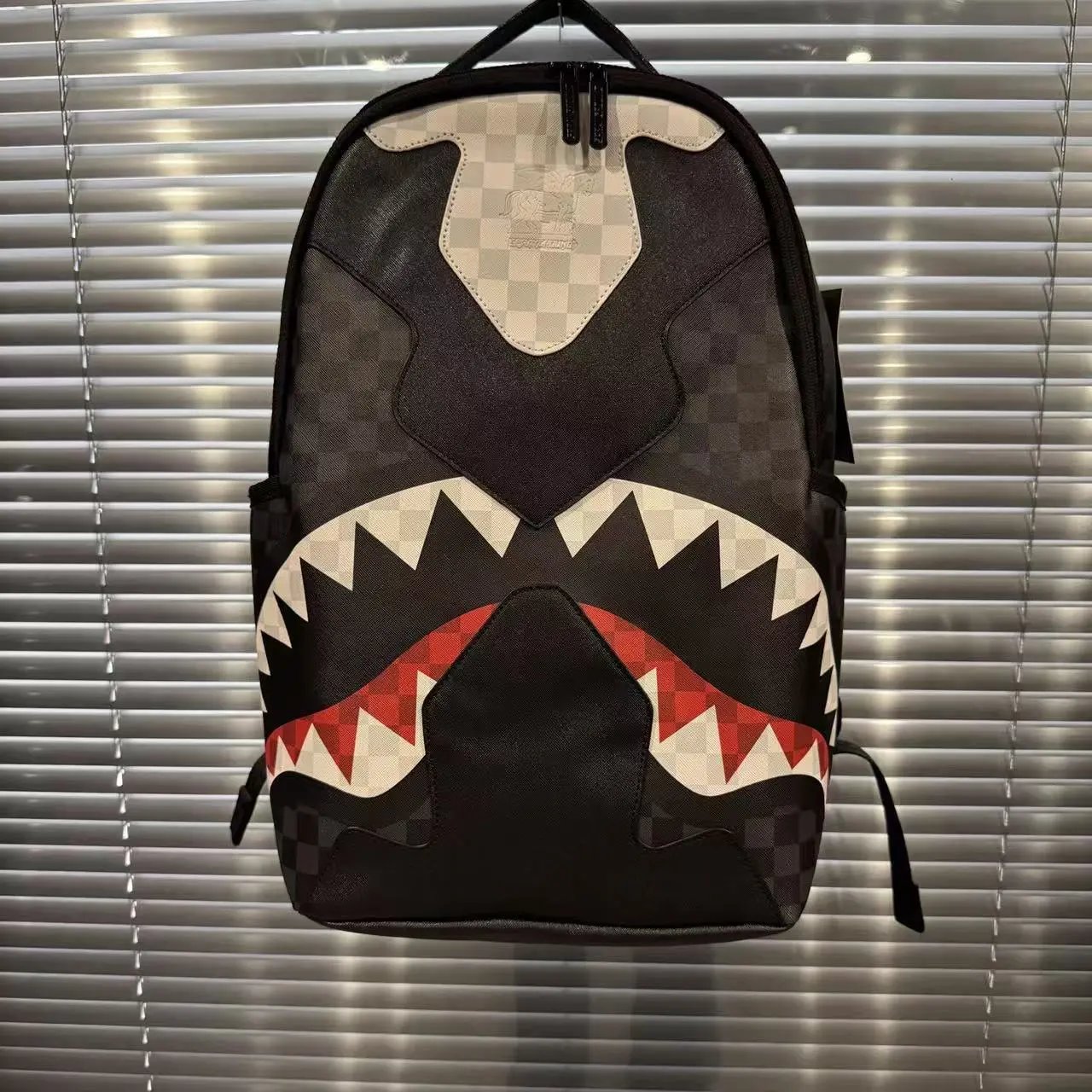 鲨鱼嘴棋盘格双肩包