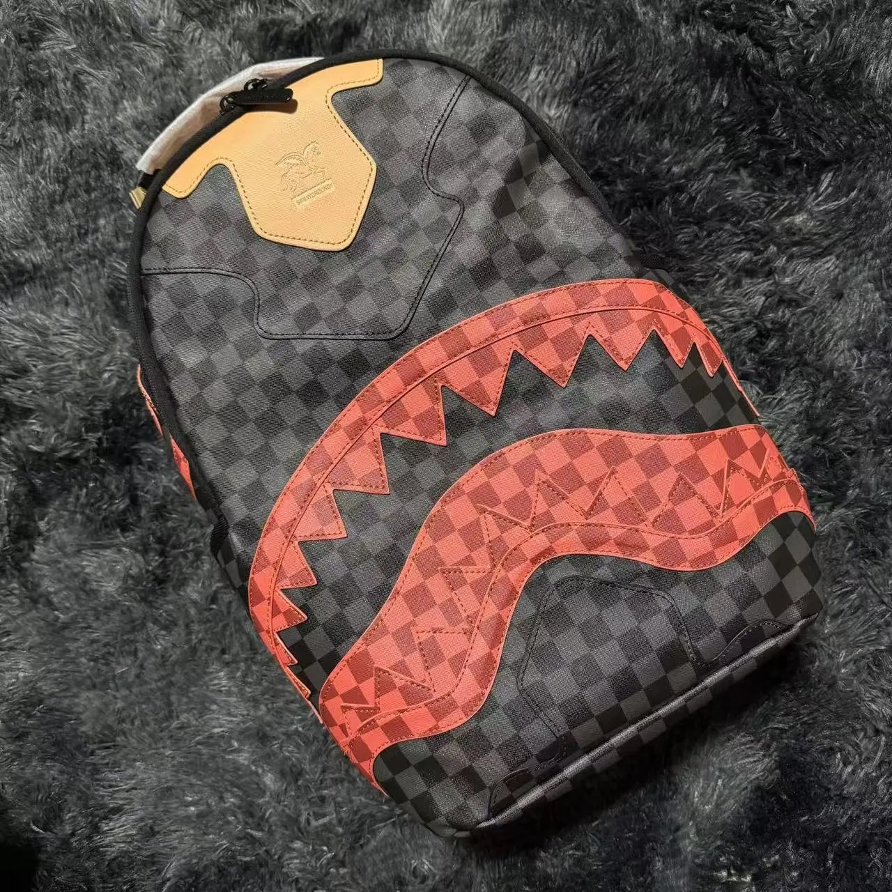 鲨鱼嘴棋盘格双肩包