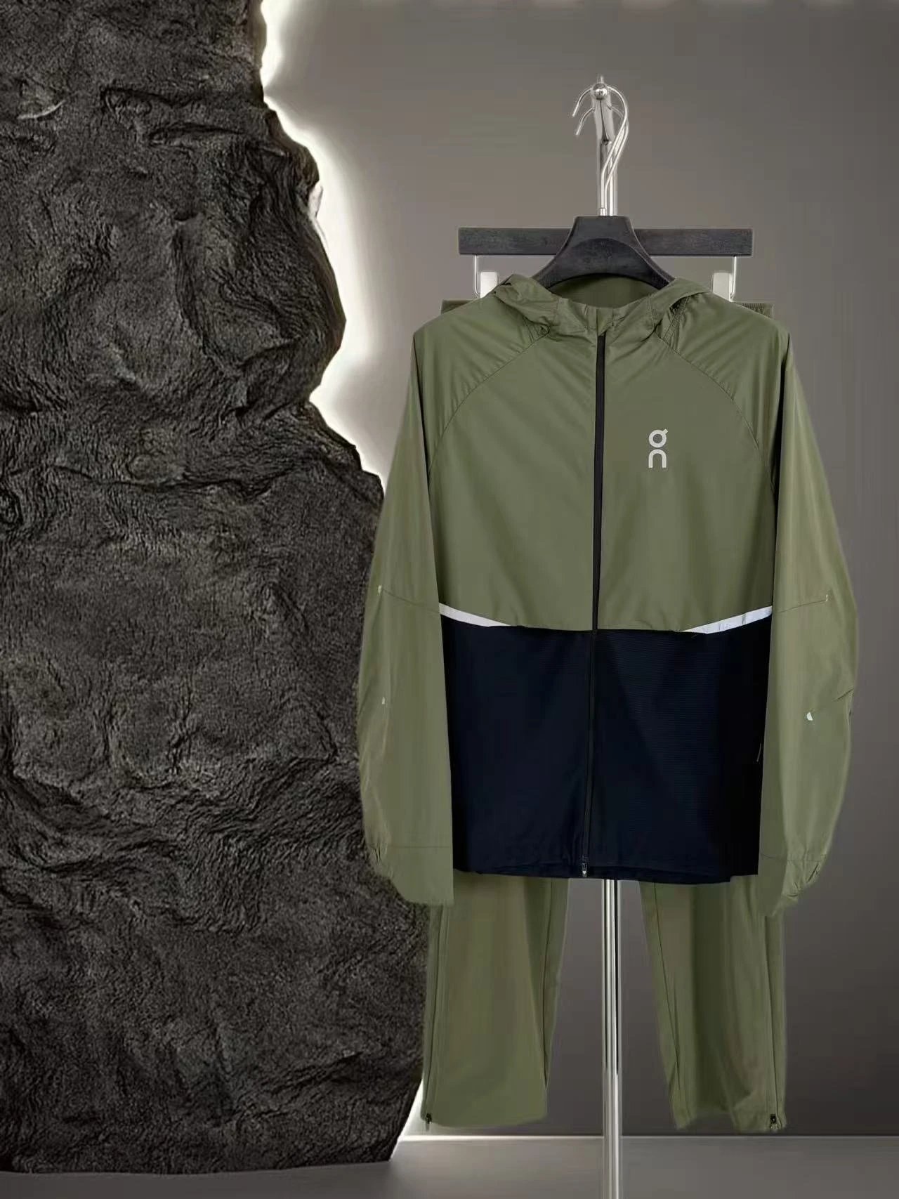 On Tracksuits Hooded reflective color-block running set image 5