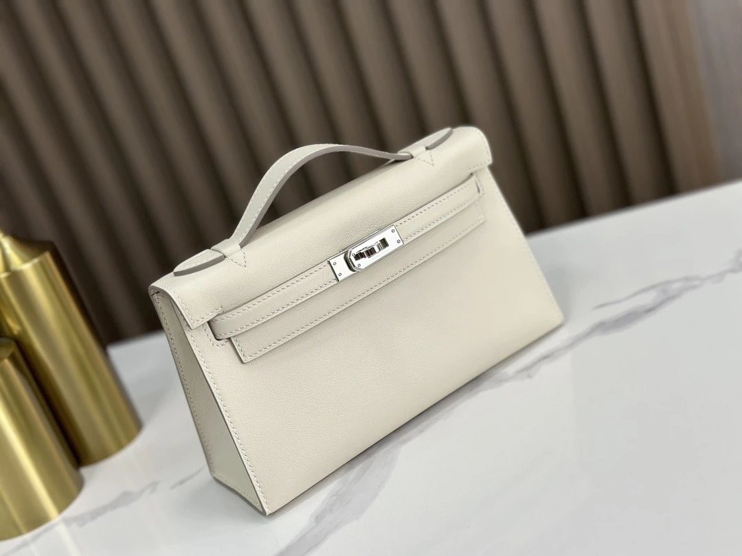 Chanel Pearl-Embellished Tote Bag White - 6