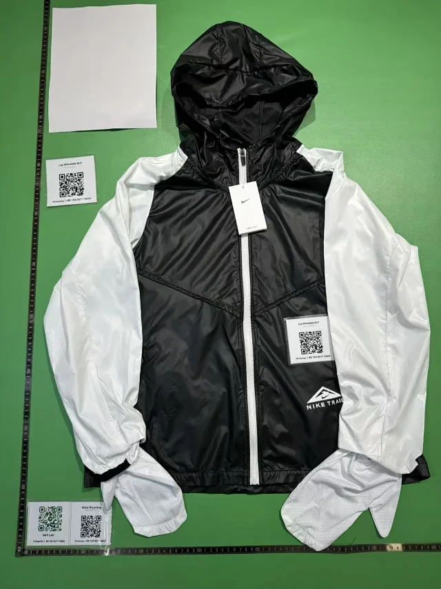 Nike Jackets Hooded Graphic Windbreaker product detail image 2