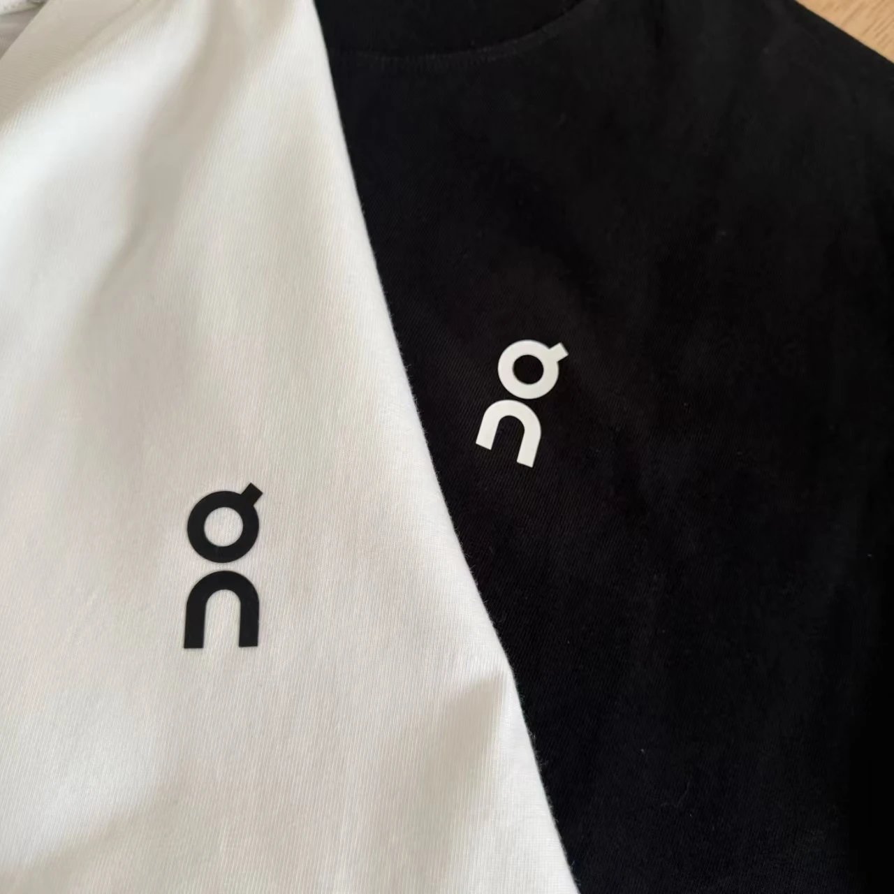 On T-Shirts Crew-neck short-sleeve logo T-shirt image 2