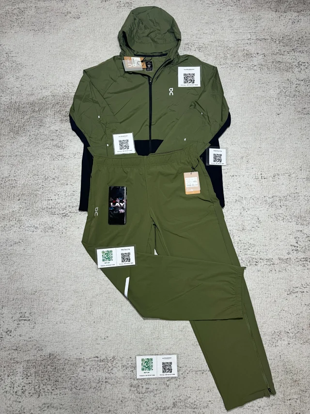 On Tracksuits Hooded reflective color-block running set product detail image 1