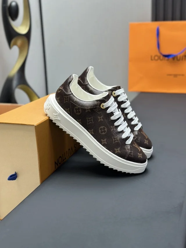 Louis Vuitton Sneakers Low-Top Monogram Lace-Up product detail image 1