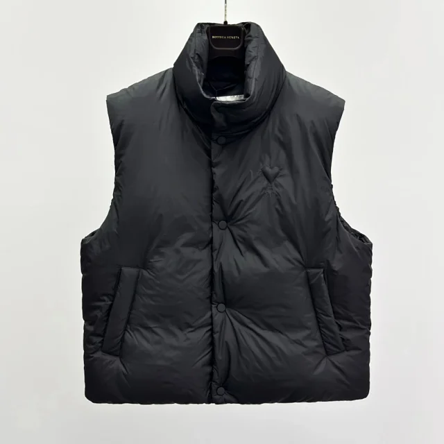 AMI PARIS SS2025 爱心垫衬绣羽绒马甲