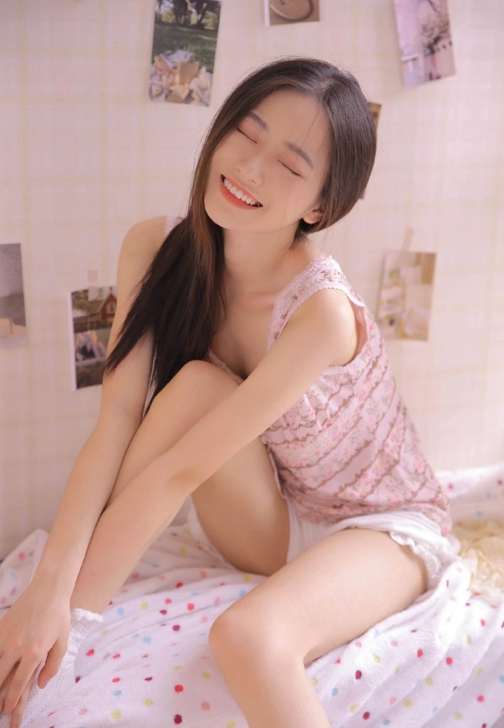 背心短裤少女床上美腿撩人日系摄影