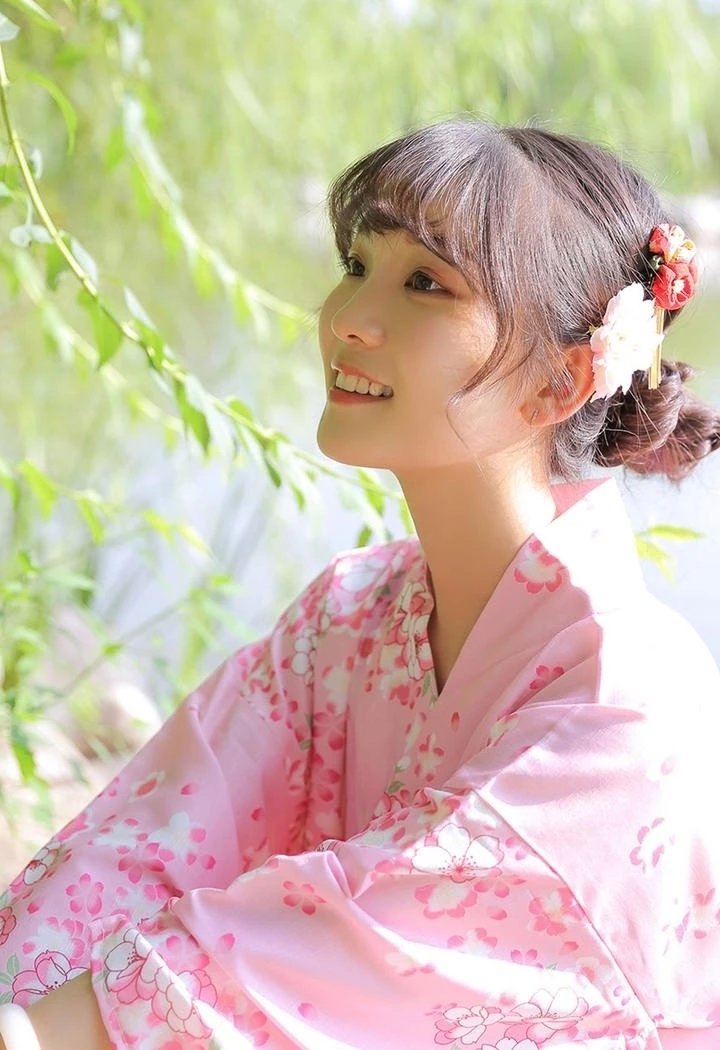粉色和服女生笑容甜美治愈日系摄影