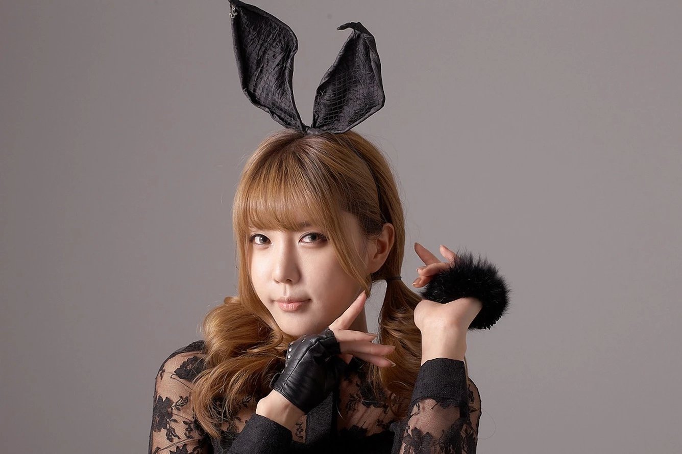 韩国美女许允美兔女郎装扮迷人照