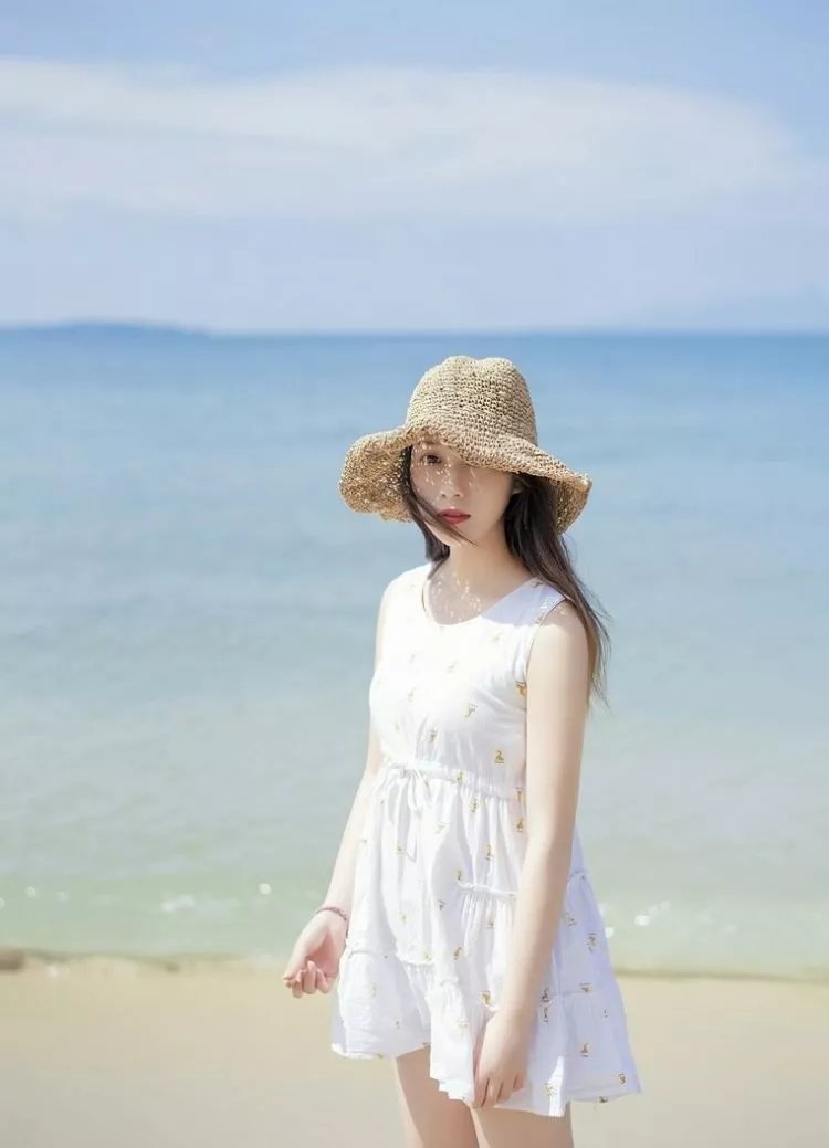 海边漫步的白裙清纯美女图片大全