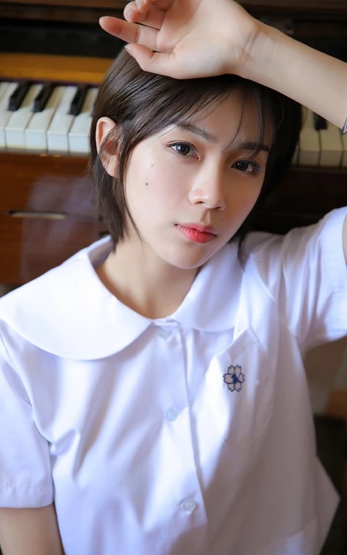 极品短发小美女清纯气质写真图片