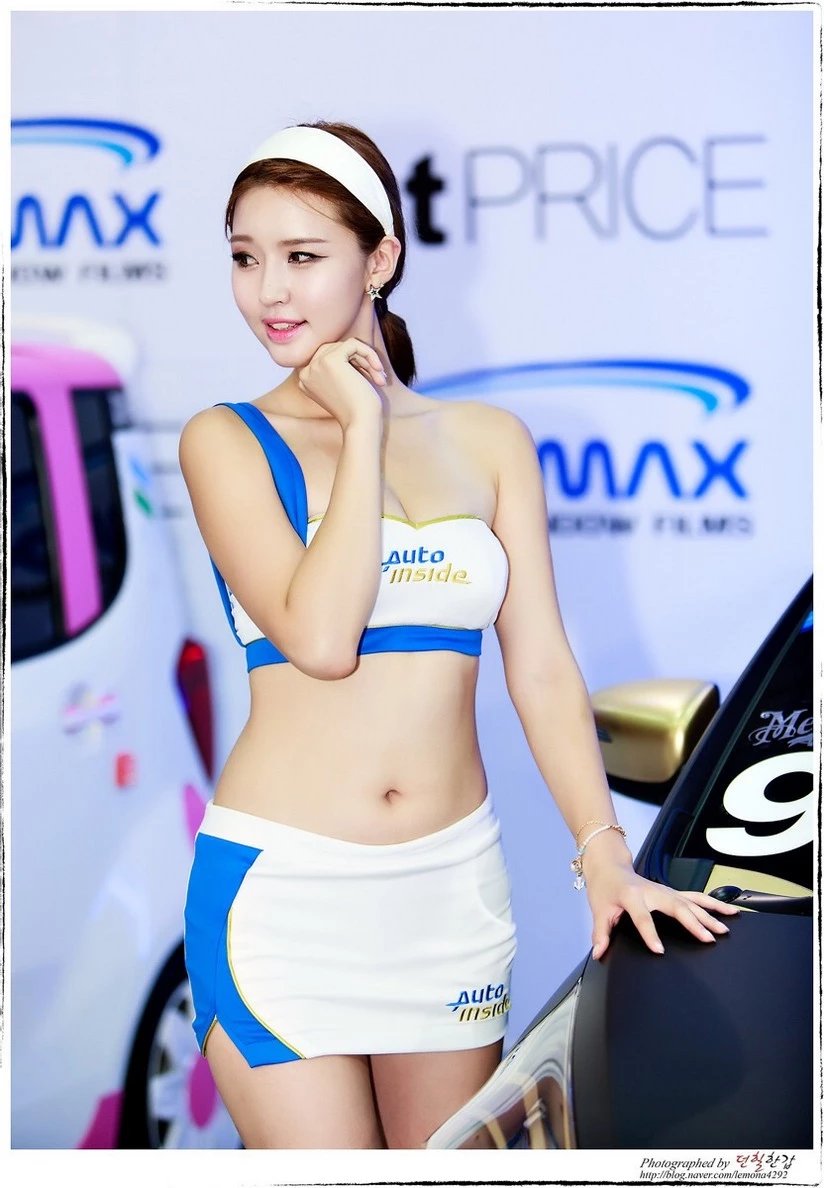 韩国美女车模抹胸超短裙妩媚写真