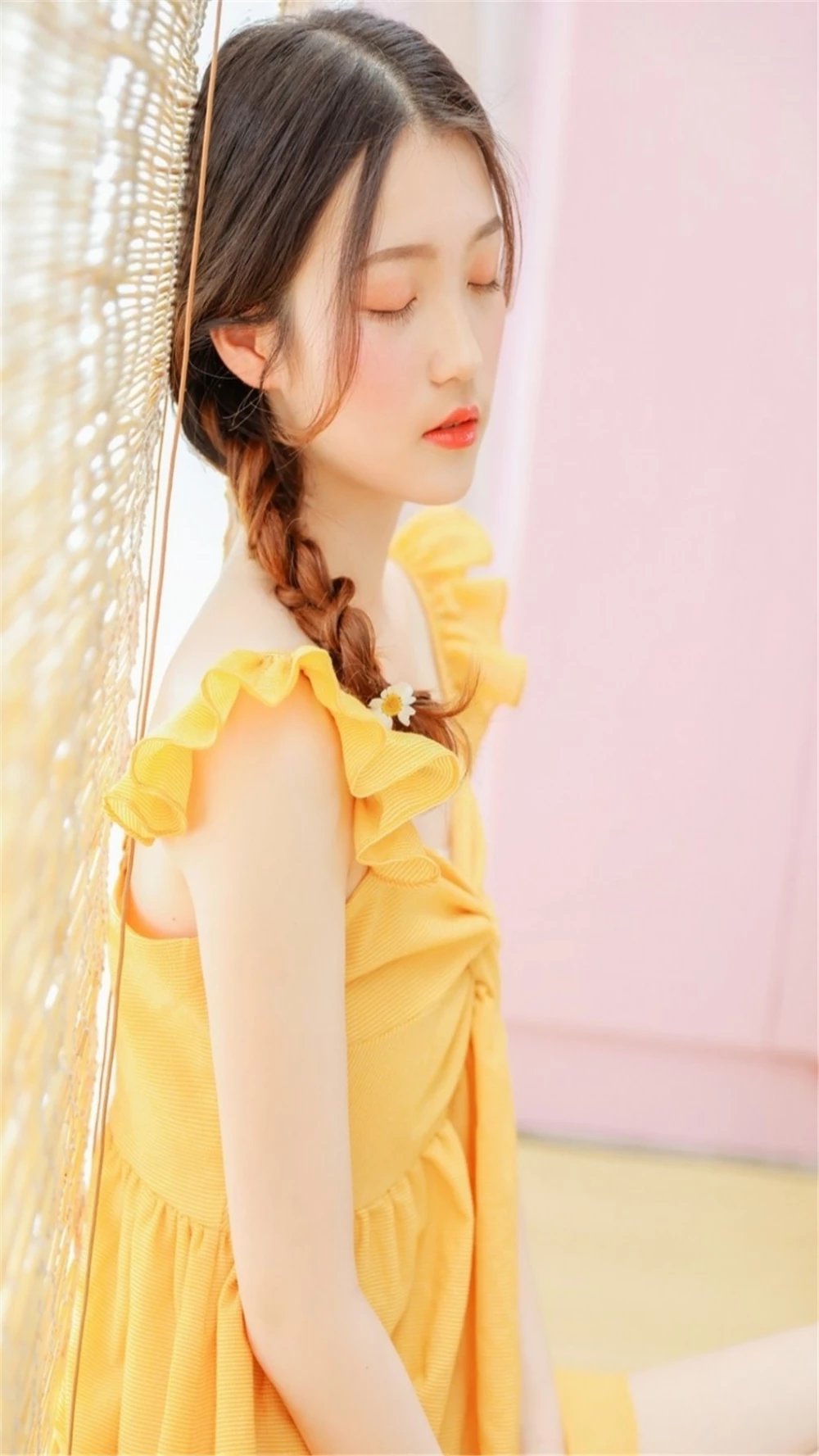 萝莉少女黄色吊带长裙清纯小清新写真图片