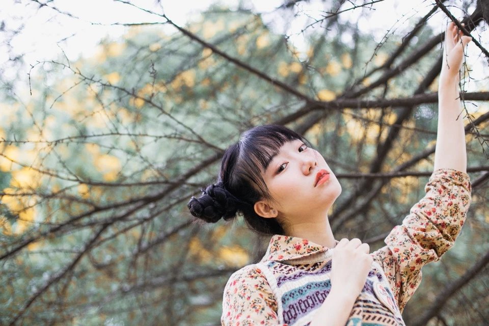 森系文艺复古丸子头碎花妹妹树林美图