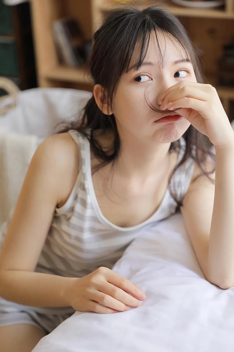 圆脸肉肉脸大眼美少女吊带玉腿私拍照