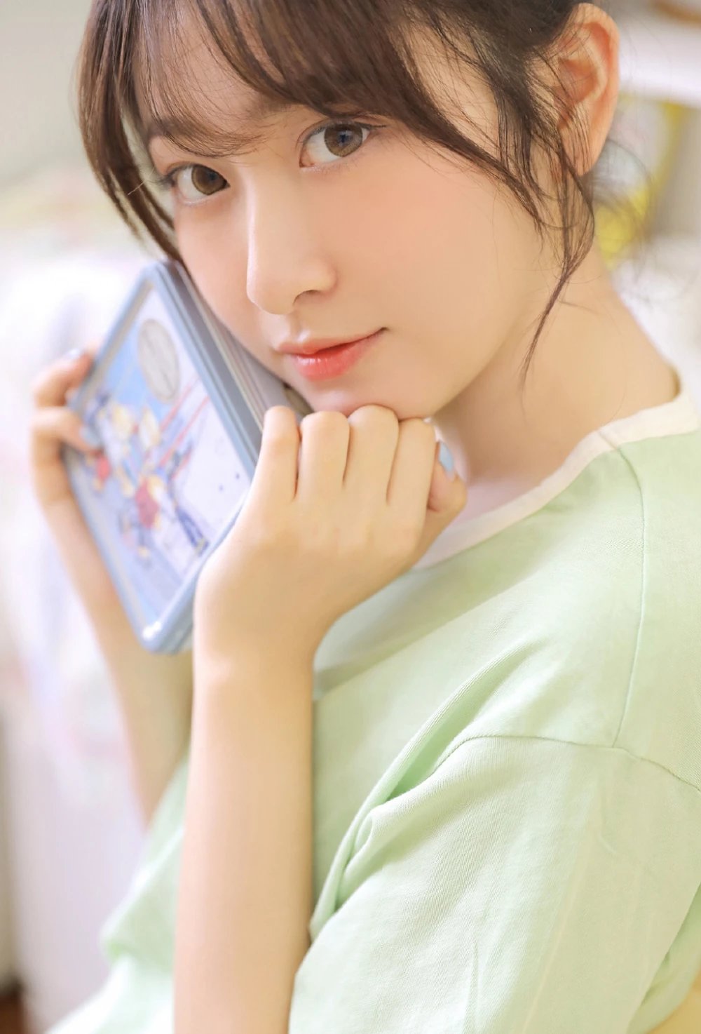 小清新大眼萌妹子粉嫩玉腿居家私房照